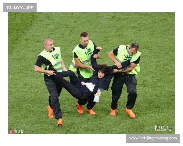 小球迷冲入场内拥抱偶像，保安温情处理获点赞